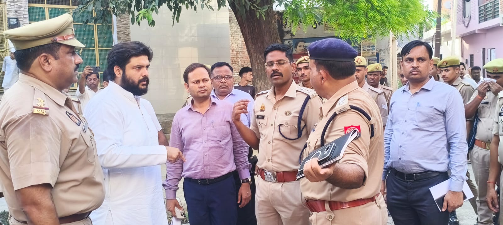 अलीगंज में ताजिया जुलूस की तैयारियों का एसएसपी ने लिया जायजा, ड्रोन निगरानी के निर्देश