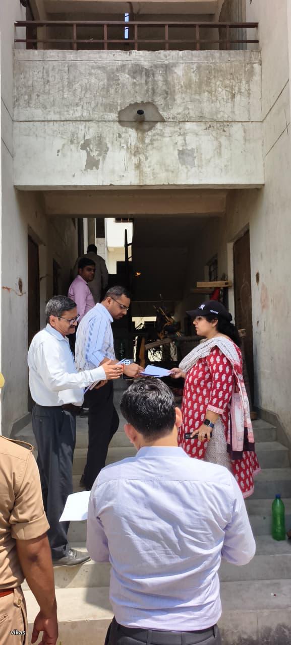 पीएम आवास योजना (शहरी) के अंतर्गत निर्मित आवासीय भवनों का जिलाधिकारी ने किया निरीक्षण 