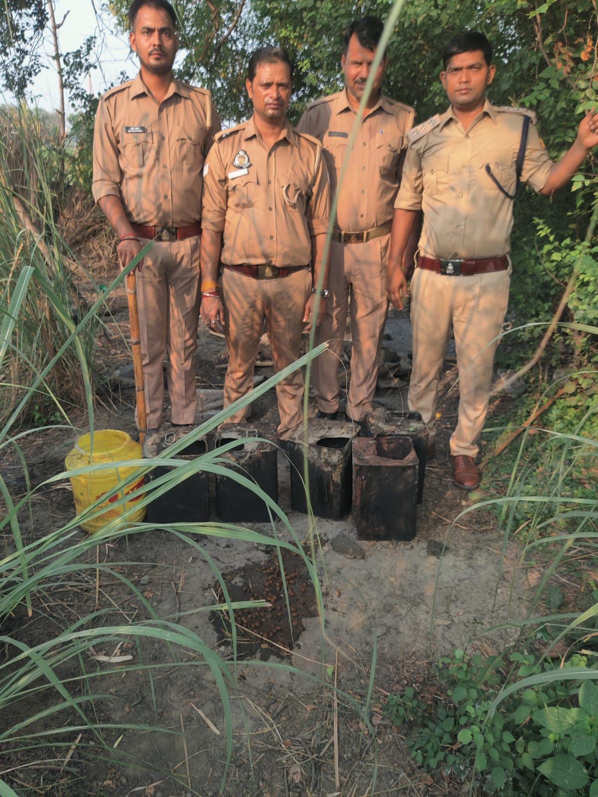 72 लीटर अवैध कच्ची शराब व 300 किलो लहन बरामद कर नष्ट 05 अभियोग पंजीकृत 