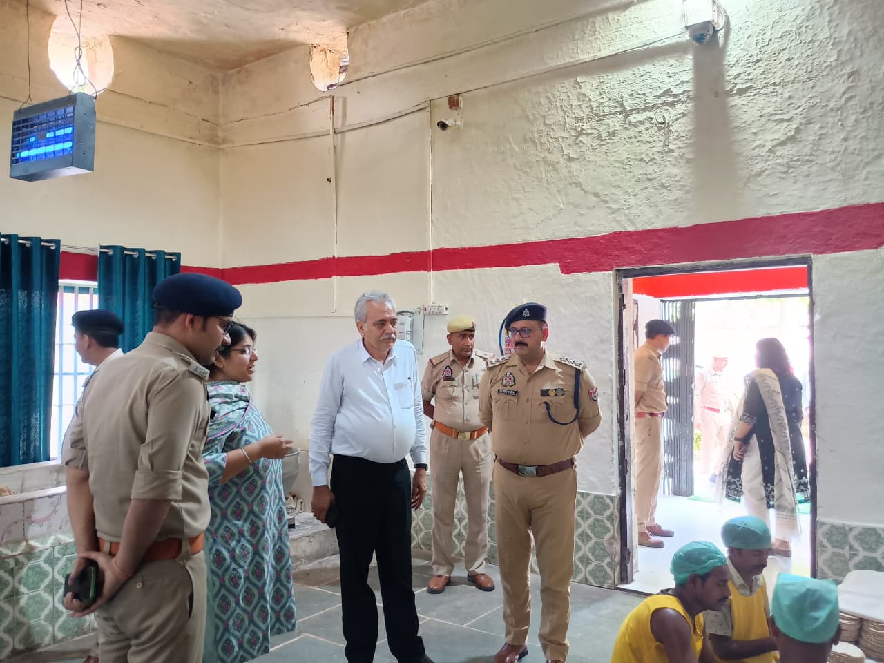 जिला जज, डीएम व एसपी ने जिला कारागार का निरीक्षण कर व्यवस्थाओं का लिया जाएगा