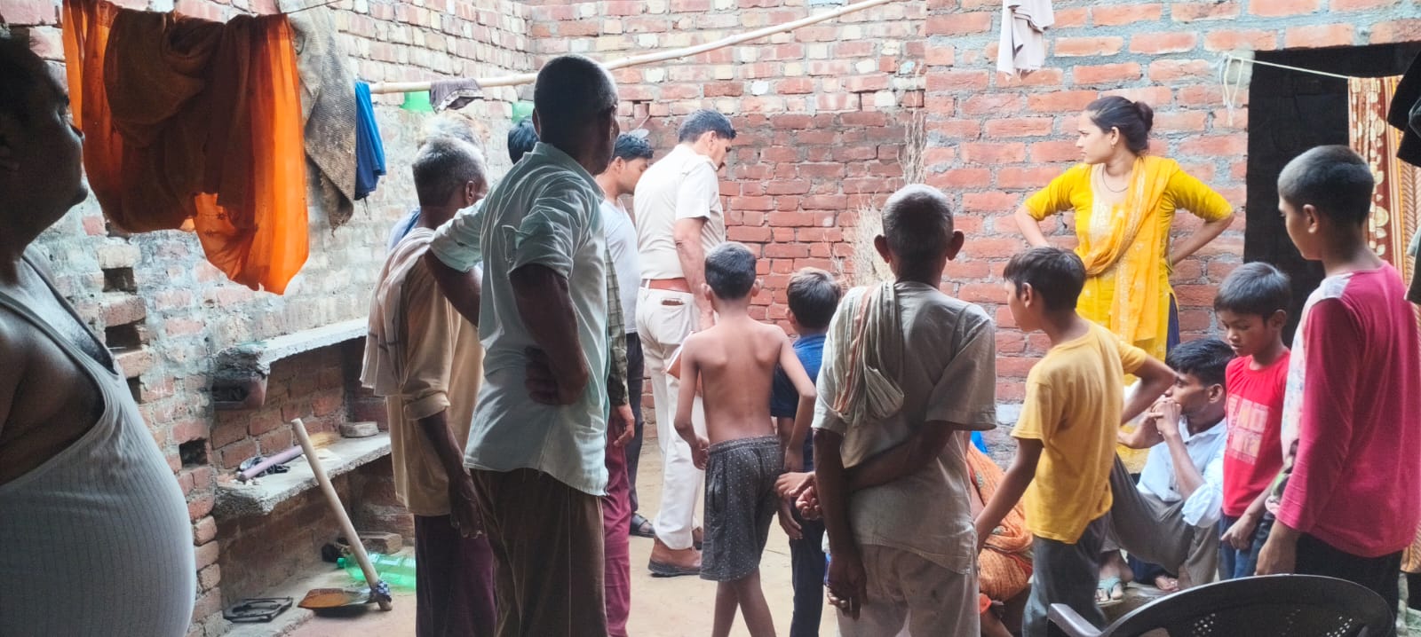 छत पर सोता रहा परिवार, नीचे चोरों ने समेट ली नकदी और जेवर