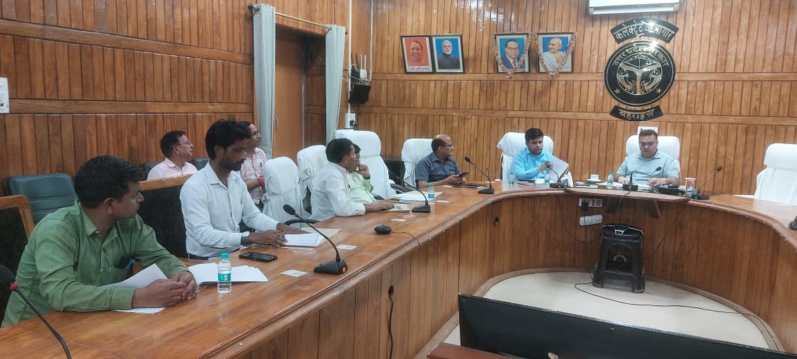 मतदेय स्थल संभाजन के सम्बंध में डीएम ने राजनैतिक दलों के पदाधिकारियों के साथ की बैठक