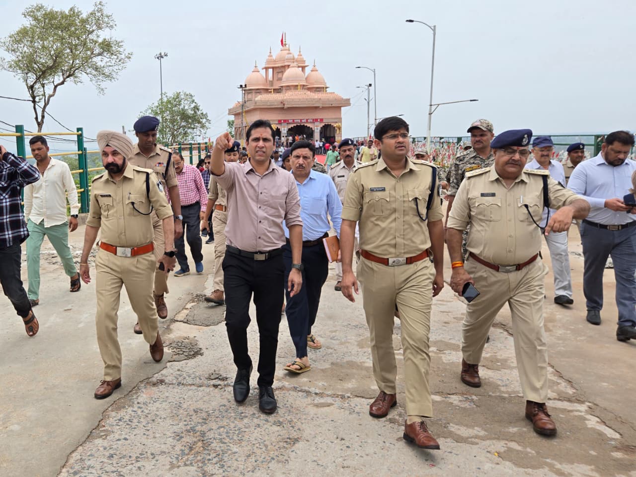 दतिया रतनगढ़ माता मंदिर में नवरात्रि एवं दीपावली दौज मेले की तैयारियों की समीक्षा बैठक आयोजित, कलेक्टर ने सौंपे दायित्व 