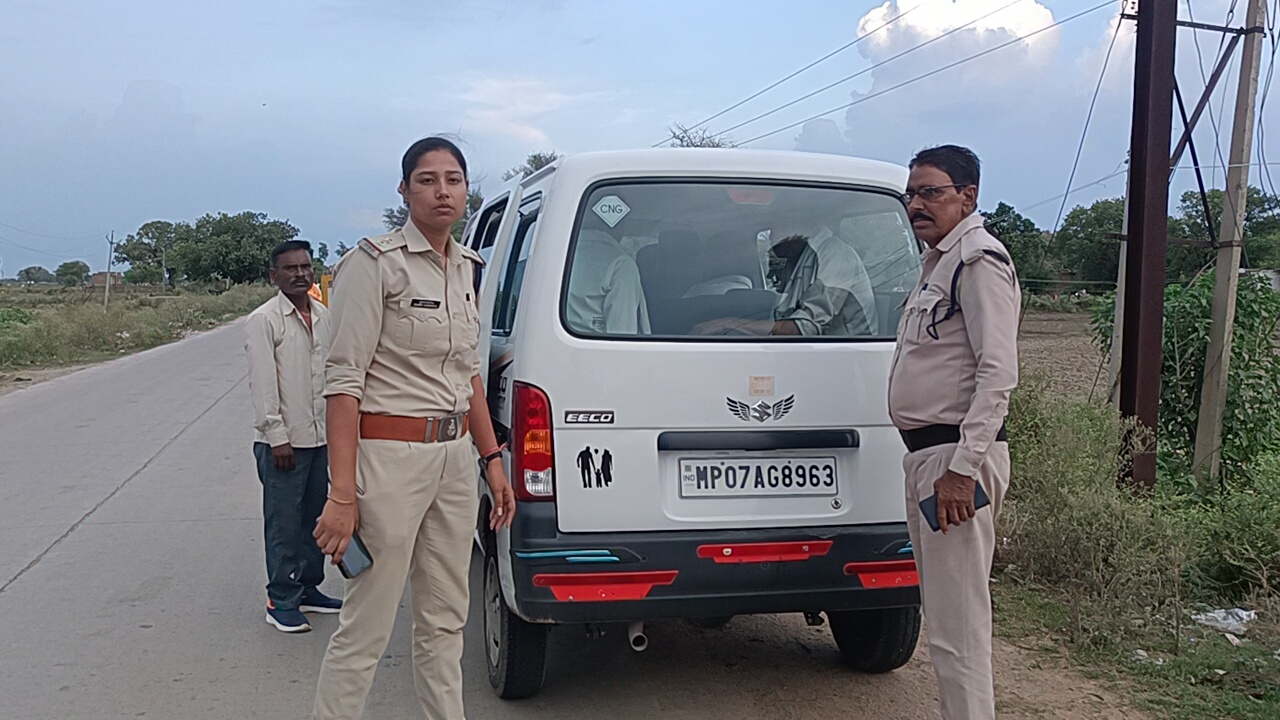 दतिया भगुवापुरा थाना क्षेत्र में चलाया गया सघन वाहन चेकिंग अभियान, यातायात नियमों का पालन करने की दी समझाइश
