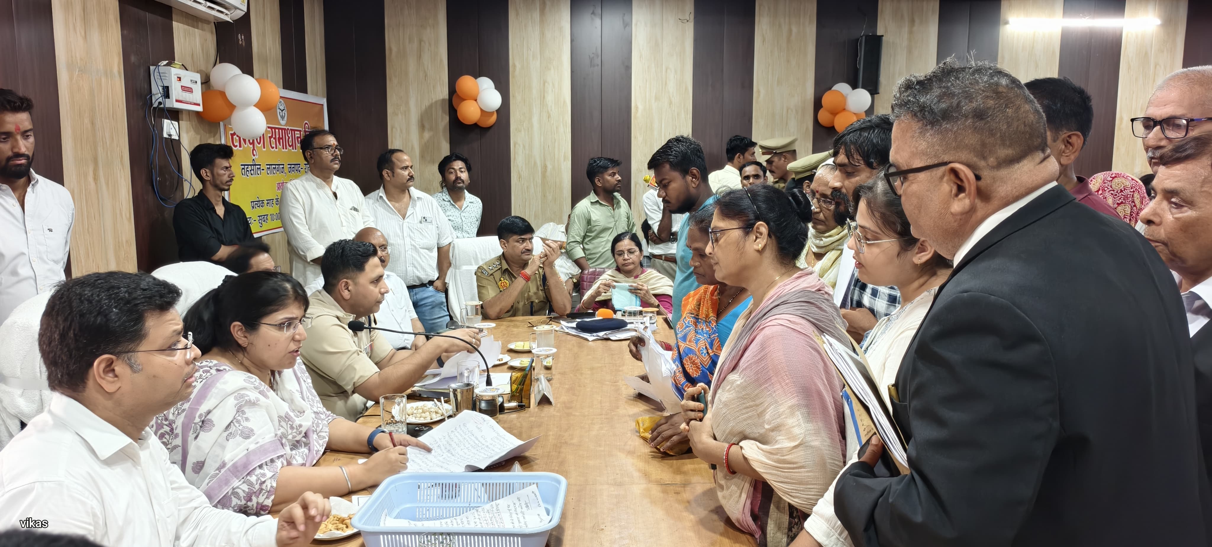शिकायतों का समयबद्ध व गुणवत्तापूर्ण से निस्तारण कराए अधिकारी - डीएम 