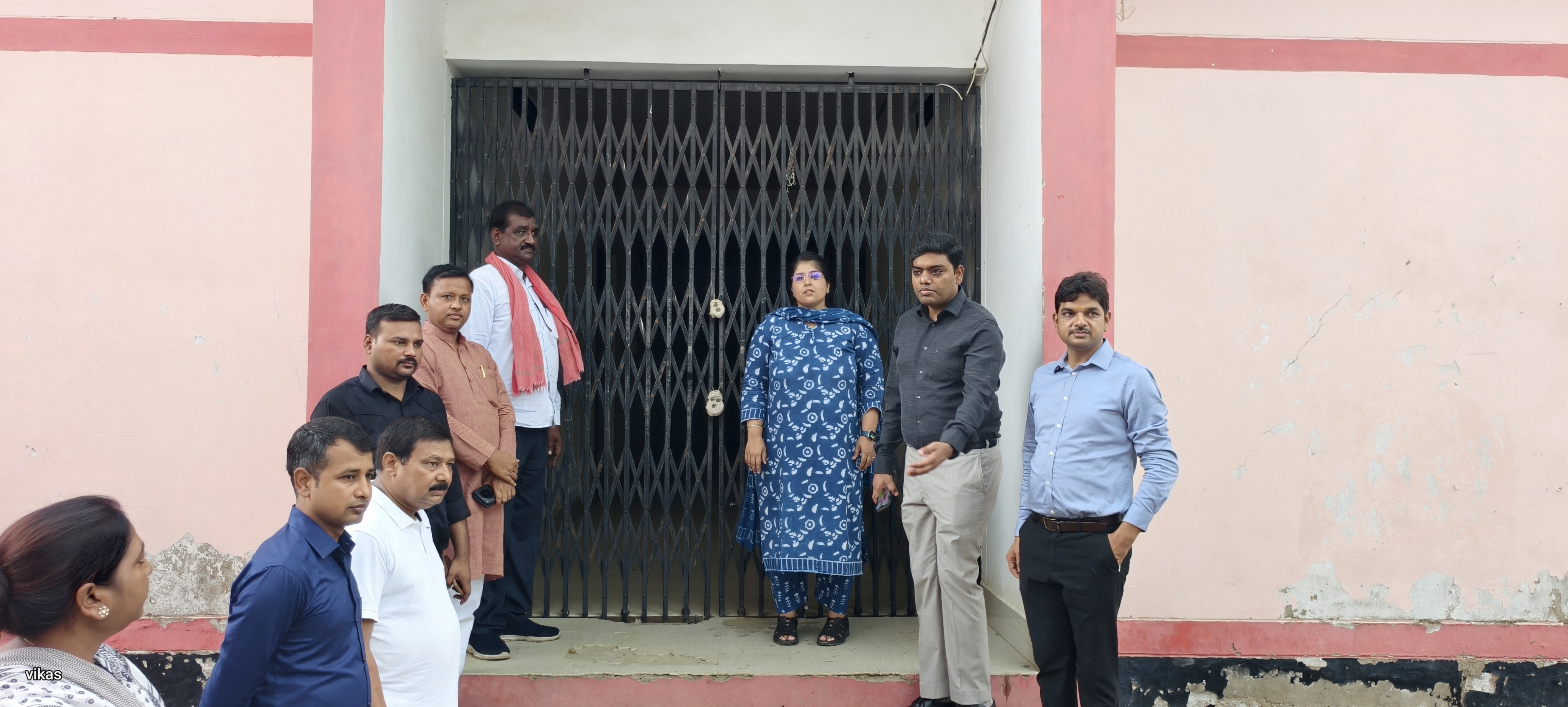 जिलाधिकारी ने राजनैतिक दलों के प्रतिनिधियों के साथ ईवीएम/ वीवीपैट वेयर हाउस का किया निरीक्षण 