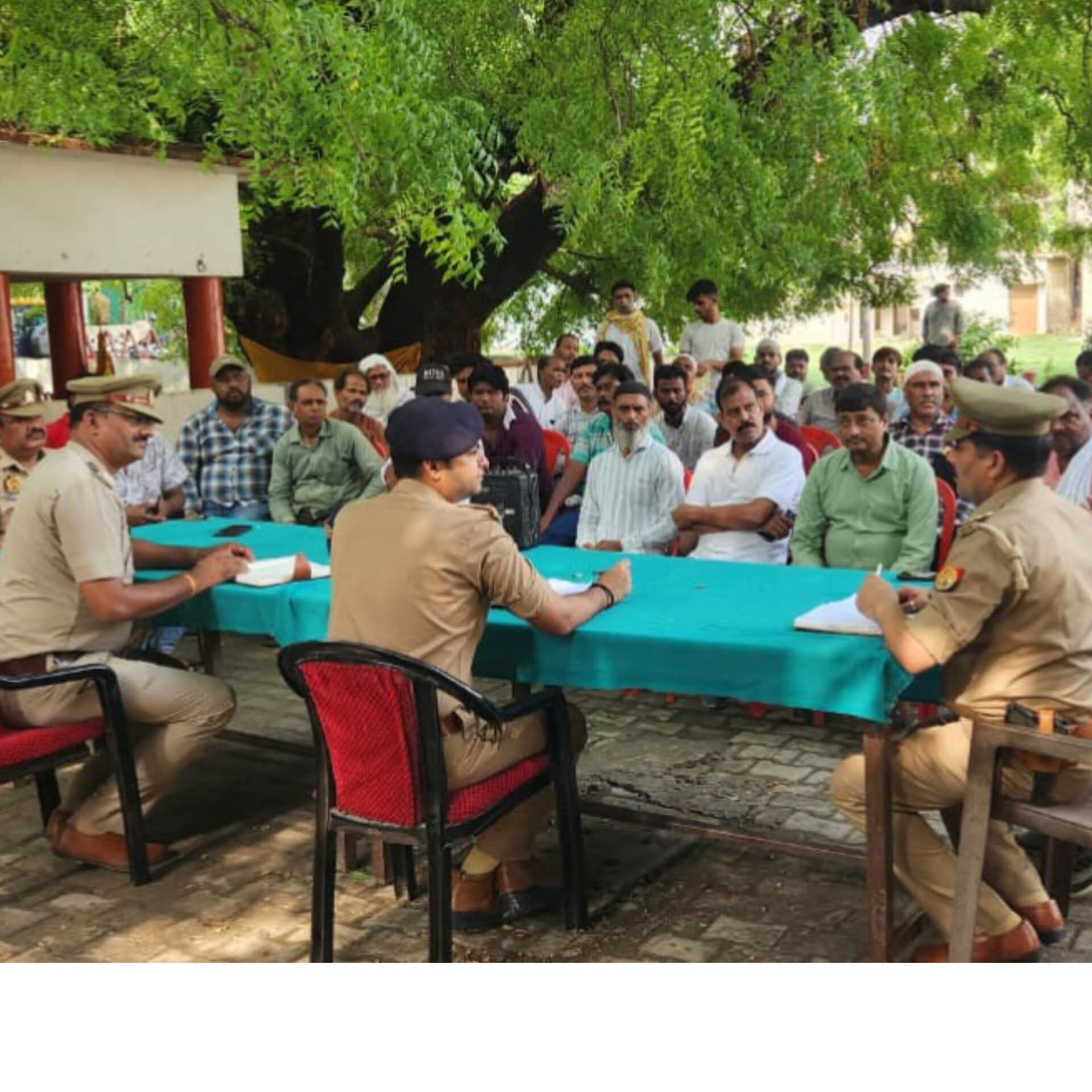 सावन कांवड़ यात्रा को लेकर भदोही पुलिस अलर्ट, होटल-ढाबा व दुकानदारों के साथ हुई अहम बैठक
