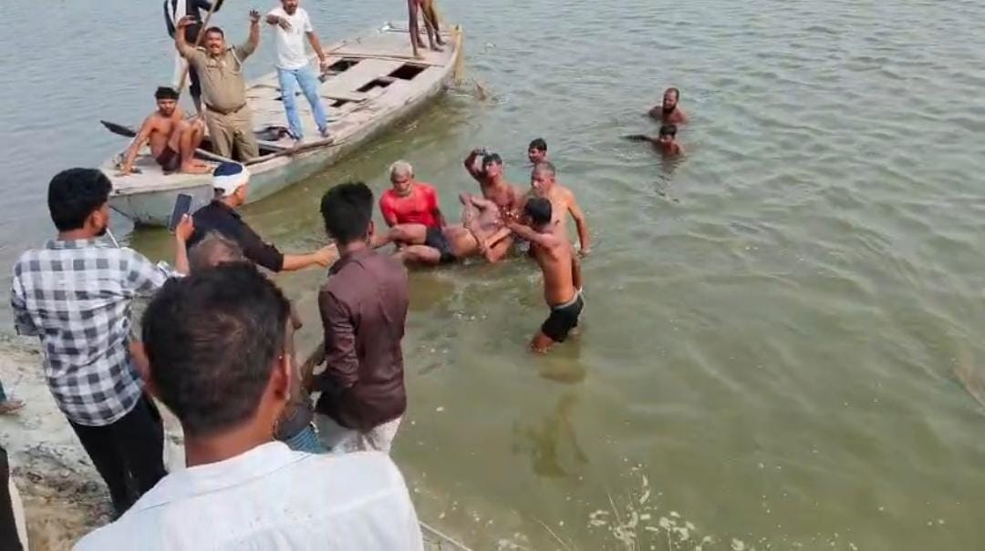 परिजनों के संग गंगा स्नान कर रहे युवक की डूबने से हुई मौत परिजनों में मची चीज पुकार