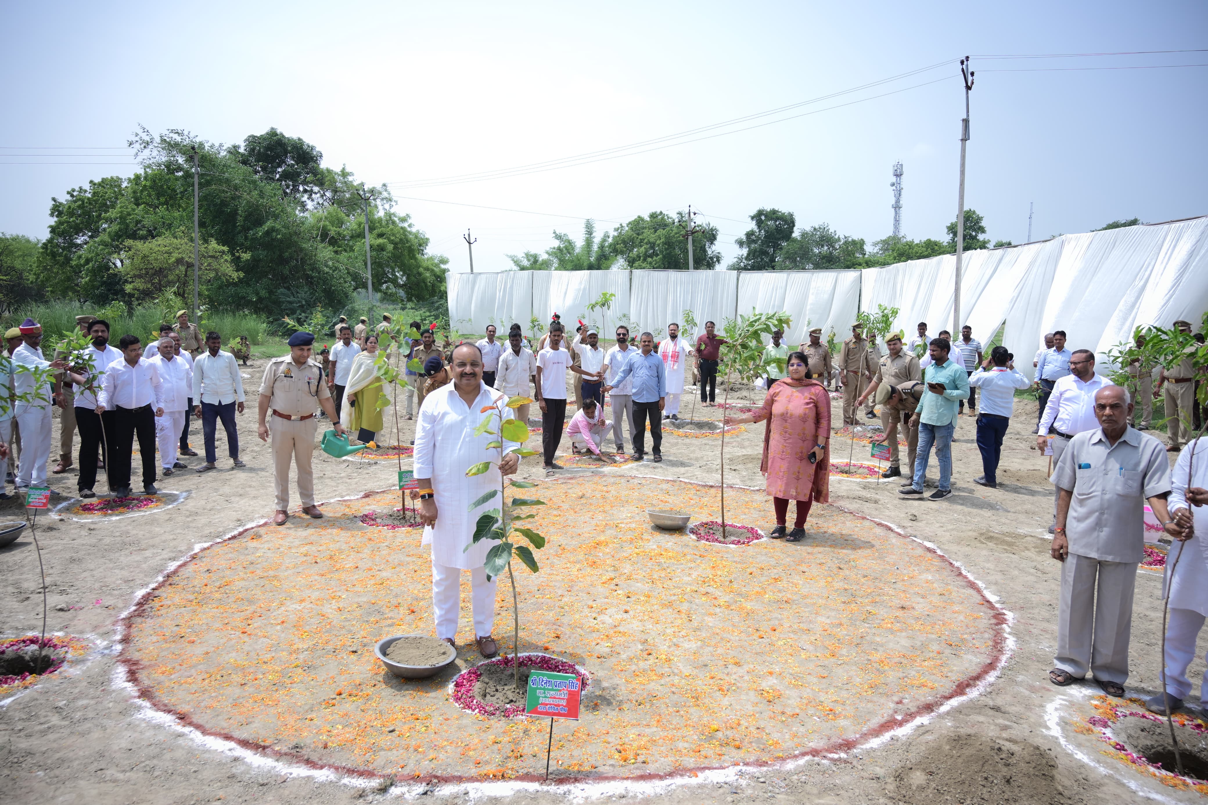 उद्यान मंत्री ने पर्यावरण संरक्षण एवं जनकल्याणकारी योजनाओं से जुड़े लाभार्थियों को किया सम्मानित