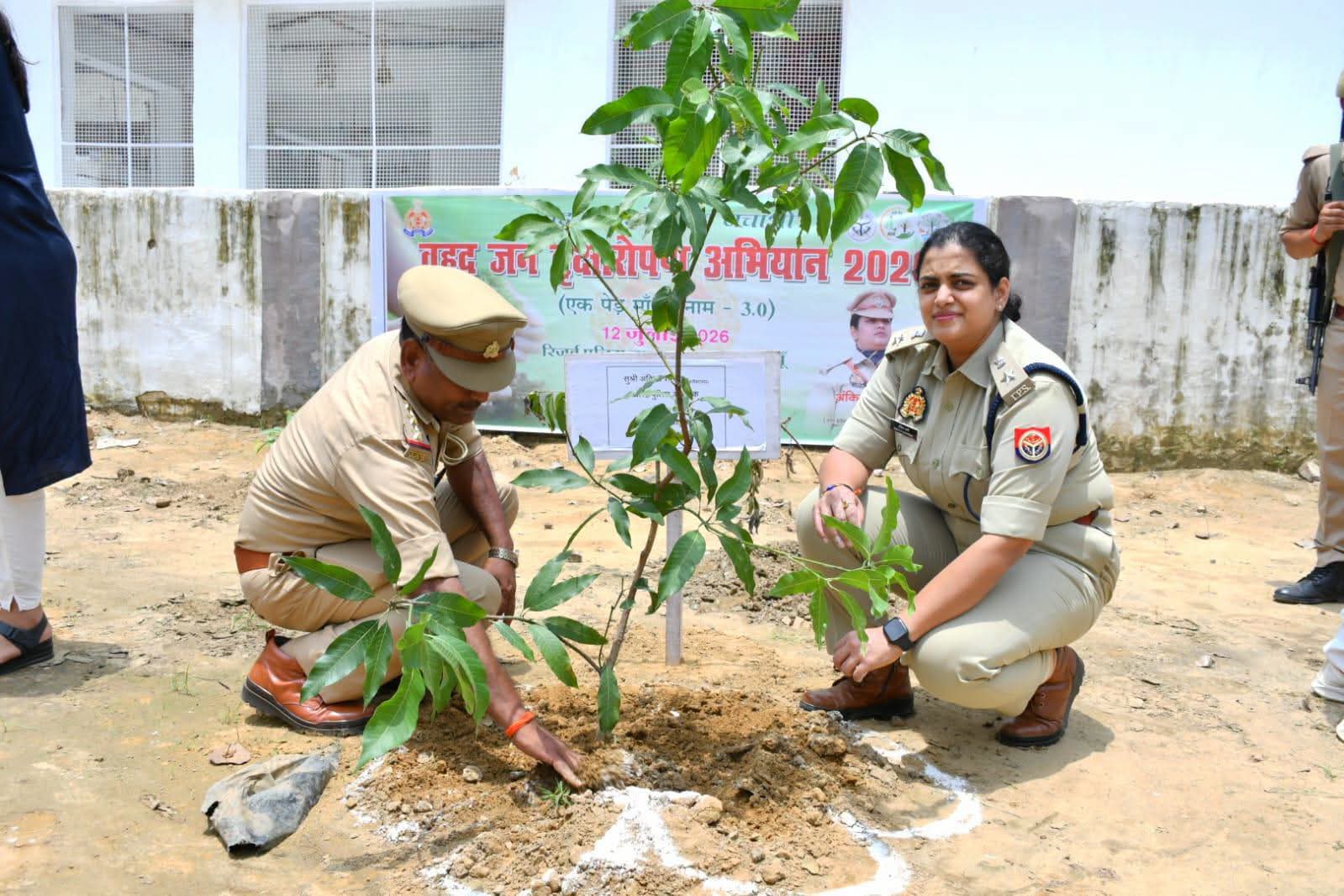 बदायूं:एक पेड़ माँ के नाम' महाअभियान के तहत पुलिस लाइन में डीएम, एसएसपी व सीडीओ ने किया वृक्षारोपण
