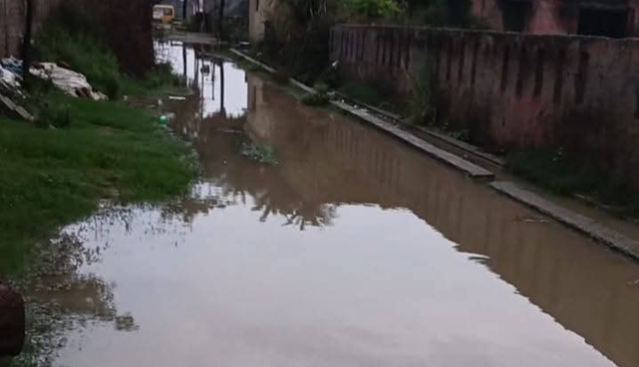 बदायूं कादर चौक अंतर्गत ग्राम भदरौल की गली में जलभराव से ग्रामीण परेशान, अस्पताल और विद्यालय तक पहुंचना हुआ मुश्किल ।