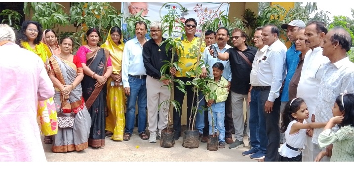 गोपाल गौशाला में सैकड़ों पौधे रोपकर दिया पर्यावरण संरक्षण का संदेश
अनेक सामाजिक संगठनों एवं महिला मंडलों की रही उत्साहपूर्ण सहभागिता