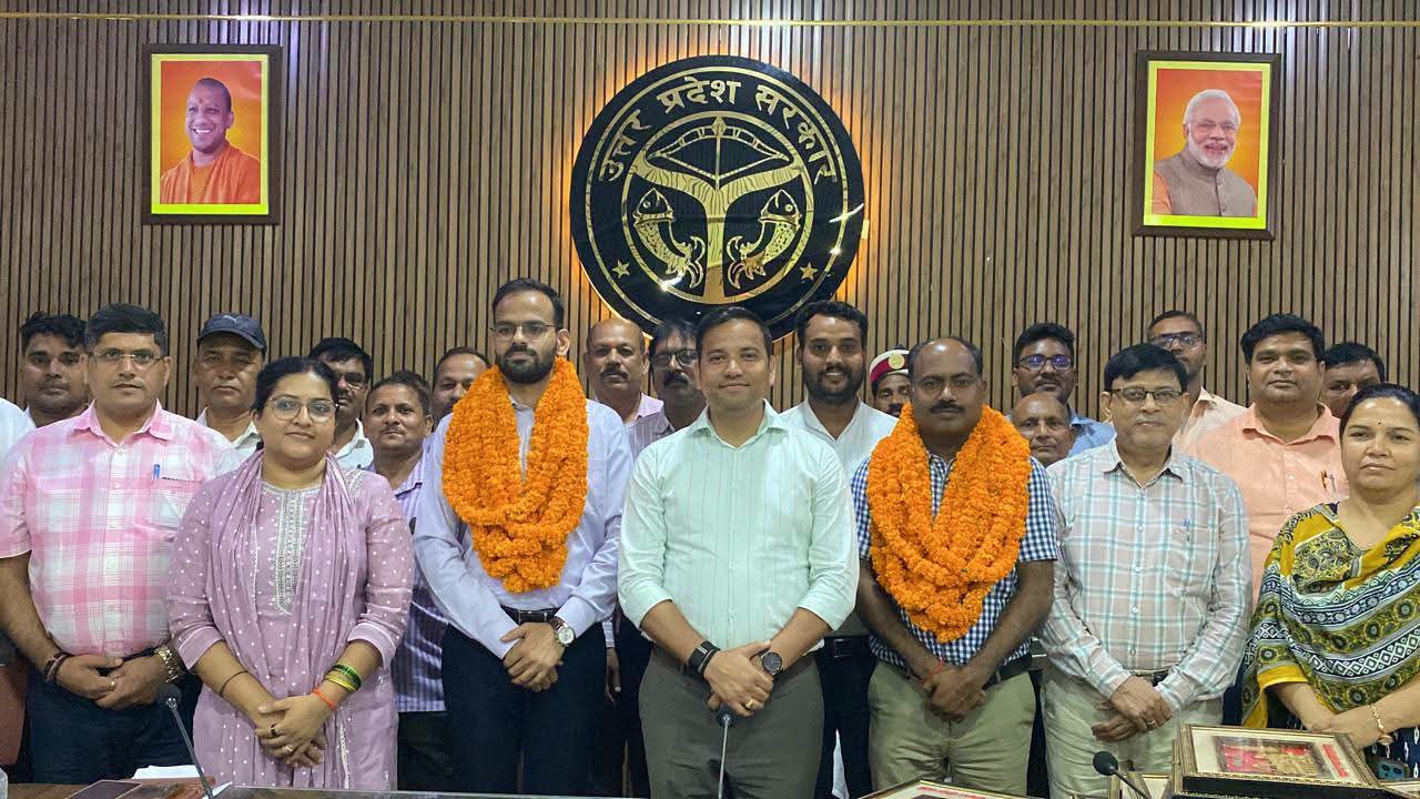 नई जिम्मेदारियों के लिए डॉ. श्याममणि त्रिपाठी एवं शिवप्रकाश यादव को हार्दिक शुभकामनाएं। 
भदोही #विदाई_समारोह डॉ_श्याममणि_त्रिपाठी शिवप्रकाश_यादव