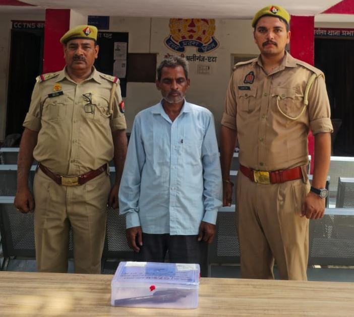 हत्या के प्रयास के वांछित आरोपी को अवैध तमंचे सहित दबोचा, अलीगंज पुलिस की कार्रवाई