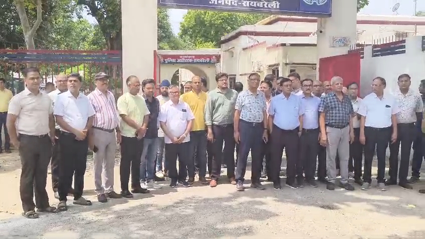 डाक्टर अमित सिंह की गिरफ्तारी के विरोध में डाक्टरों ने किया प्रदर्शन
पुलिस अधीक्षक को सौंपा ज्ञापन 