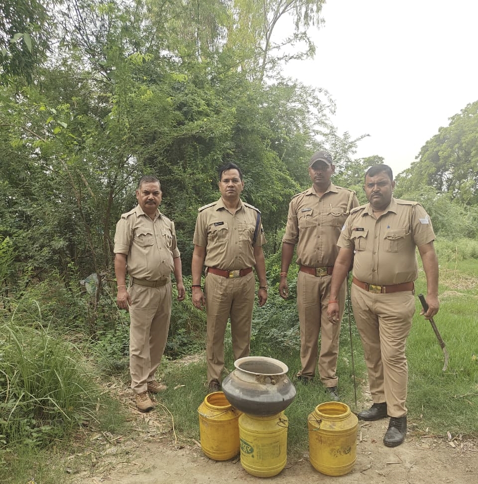 36 लीटर अवैध कच्ची शराब बरामद 02 अभियोग पंजीकृत 