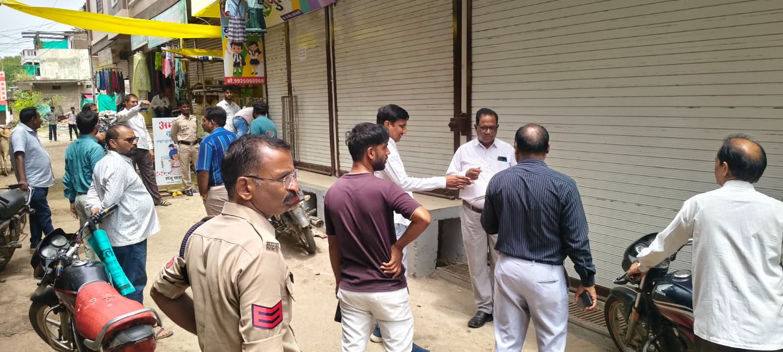 सतवास में बड़ी प्रशासनिक कार्रवाई: 12 निजी स्कूलों की यूनिफॉर्म बेचने वाली दुकान सील