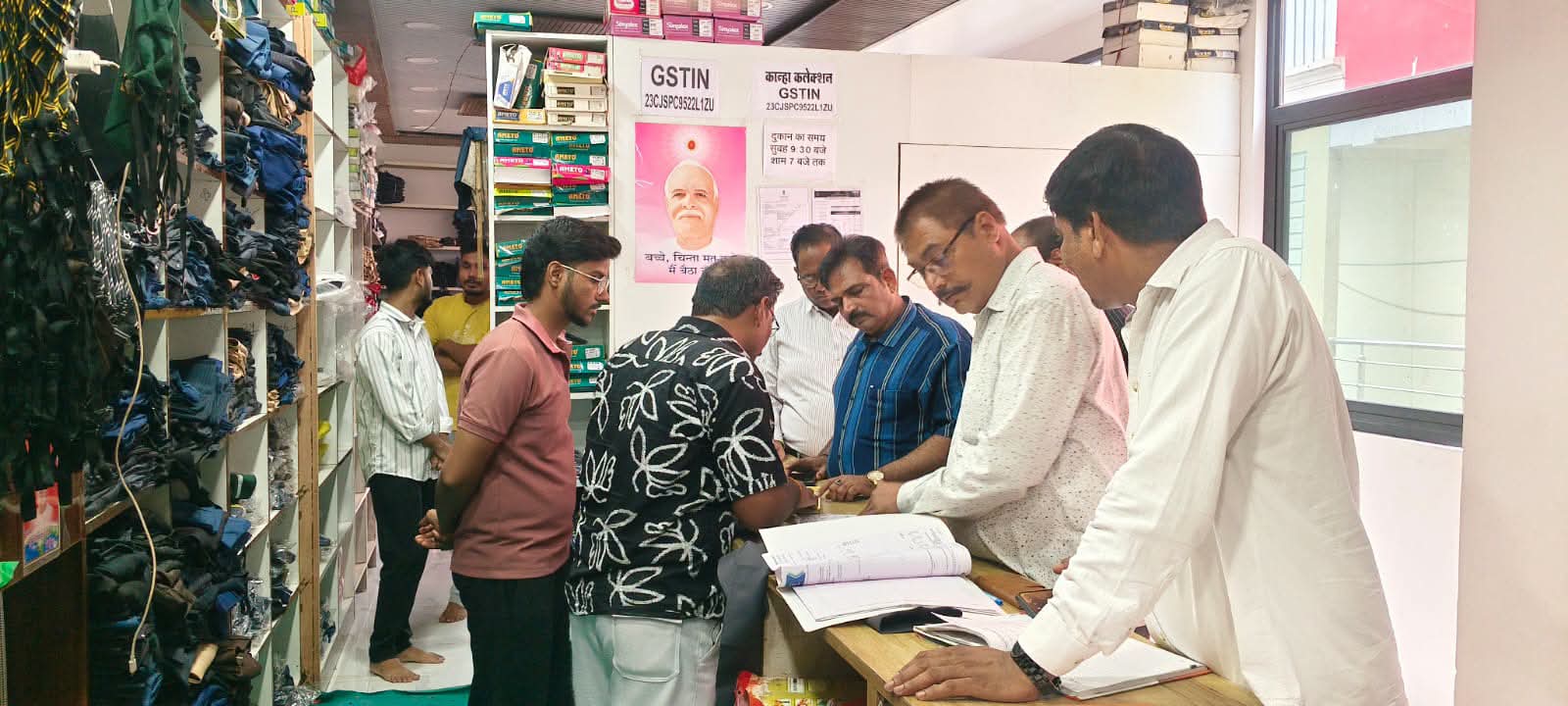 सतवास में बड़ी प्रशासनिक कार्रवाई: 12 निजी स्कूलों की यूनिफॉर्म बेचने वाली दुकान सील