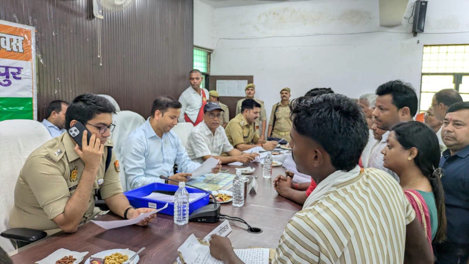 सम्पूर्ण समाधान तहसील ज्ञानपुर में डीएम व एसपी ने फरियादियों की शिकायतों को गंभीरता से सुनकर किया निस्तारण