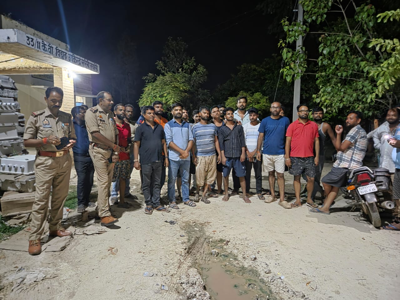कांग्रेस जिला उपाध्यक्ष अभिनव तिवारी(संगम) के नेतृत्व में सरेनी विद्युत उपकेंद्र का घेराव कर किया गया प्रदर्शन 