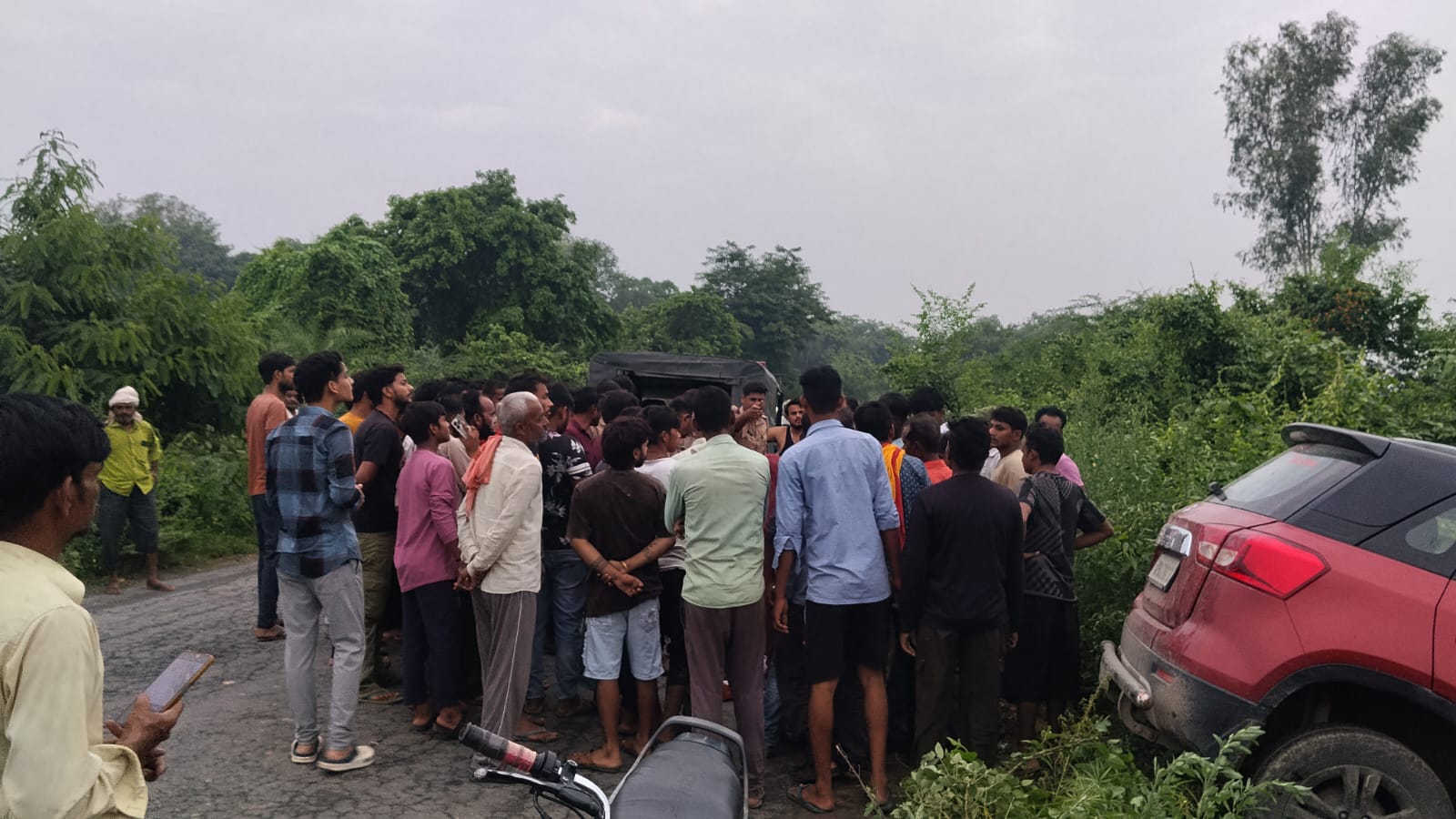 अलीगंज में रफ्तार का कहर: तेज गति कार ने छीनी युवक की जिंदगी