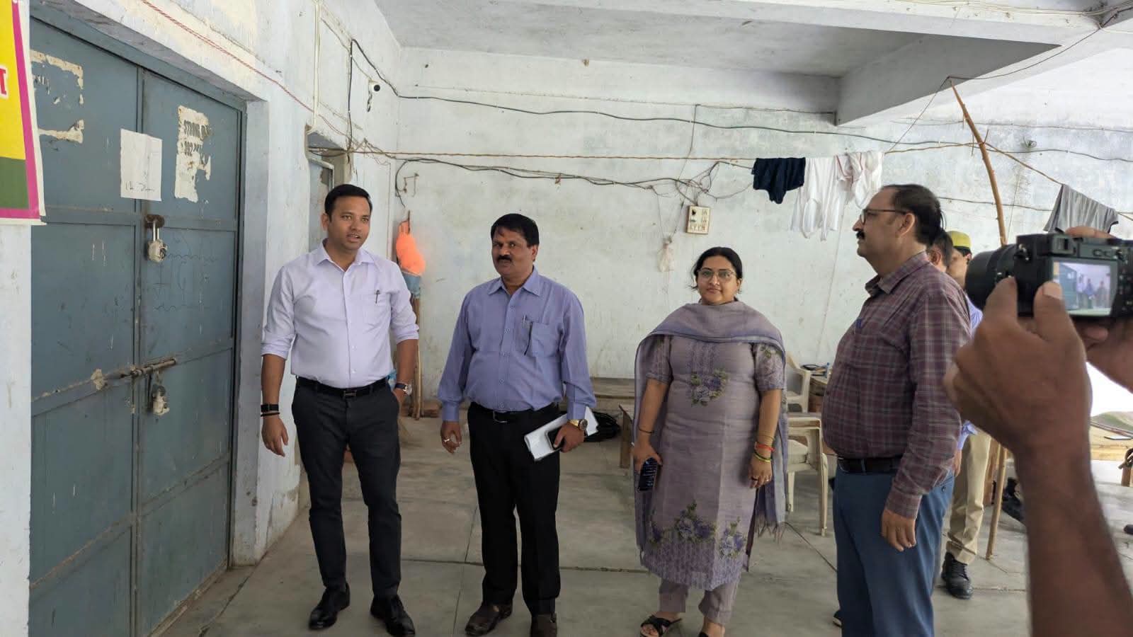 जिला निर्वाचन अधिकारी व सहायक मुख्य निर्वाचन अधिकारी ने किया ईवीएम/वीवीपैट वेयरहाउस का मासिक निरीक्षण