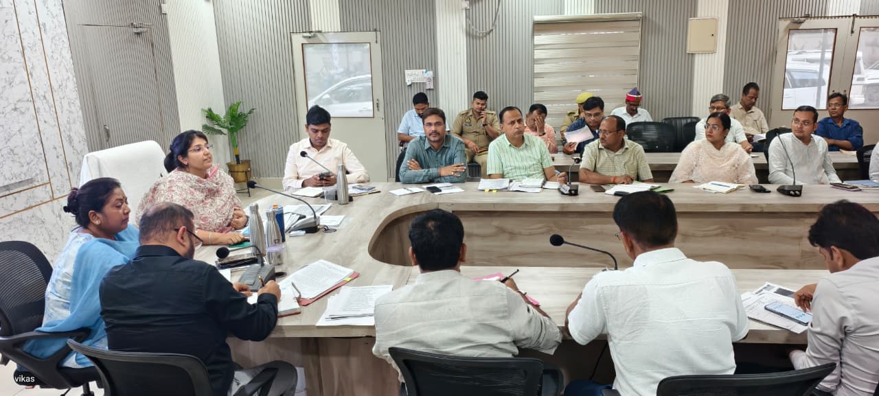 डीएम की अध्यक्षता में जिला वृक्षारोपण, पर्यावरण व गंगा गंगा समिति की बैठक हुई संपन्न 
