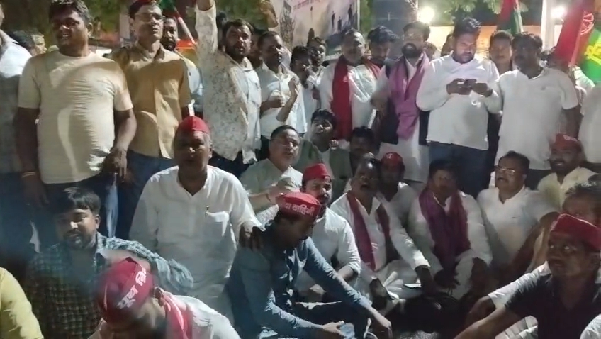 समाजवादी पार्टी प्रमुख अखिलेश यादव की गिरफ्तारी को लेकर समाजवादी पार्टी के कार्यकर्ताओं ने किया जोरदार प्रदर्शन