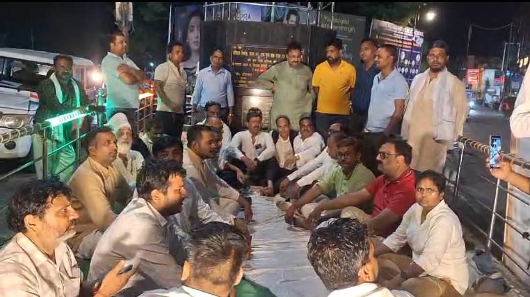 राहुल गांधी की गिरफ्तारी के विरोध में रायबरेली में कांग्रेस का प्रदर्शन हाथी पार्क चौराहे पर सरकार के खिलाफ हुई नारेबाजी 