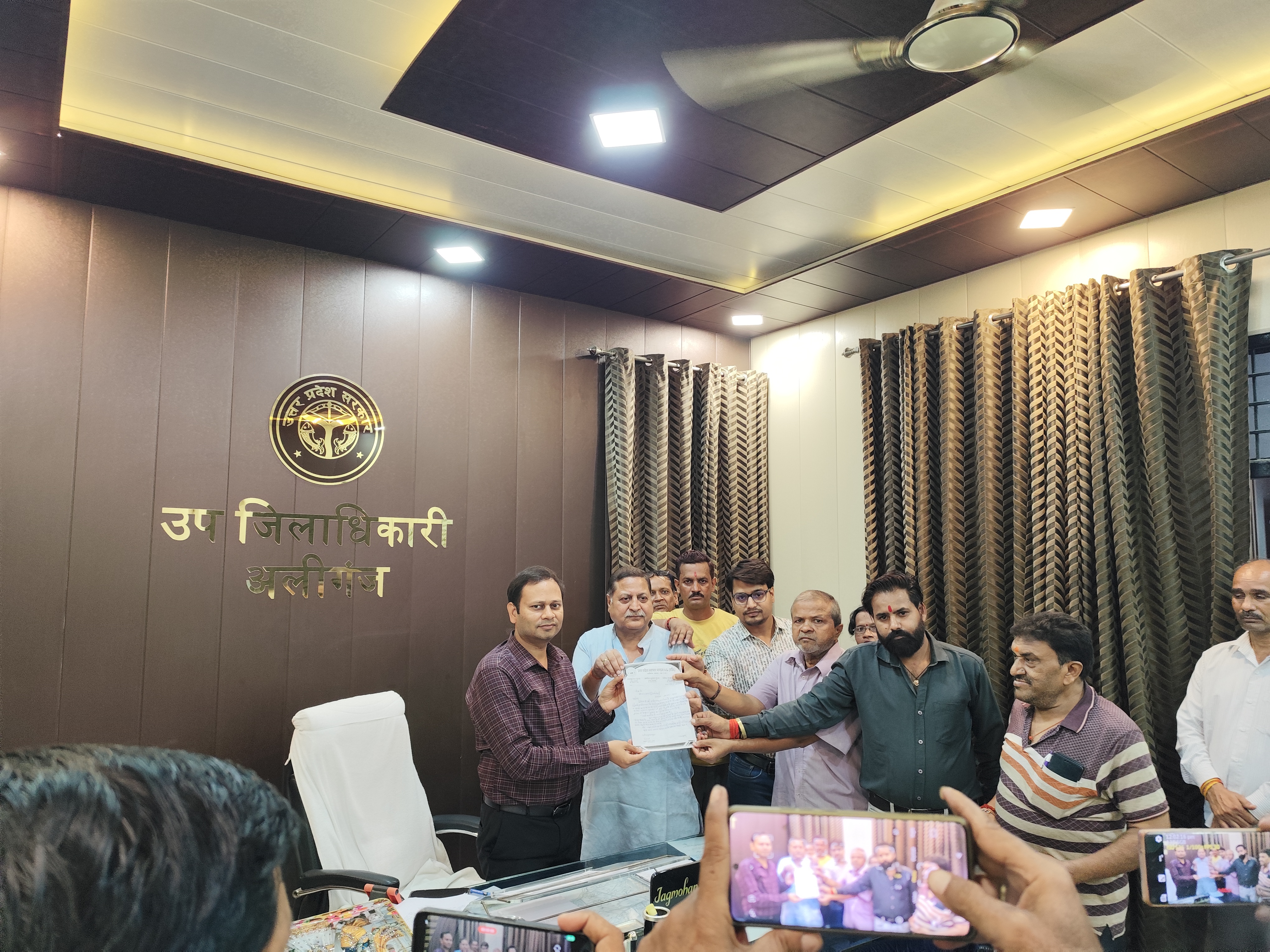 बाहरी व्यापारियों से कारोबार प्रभावित, व्यापार मंडल पहुंचा डीएम के दरबार