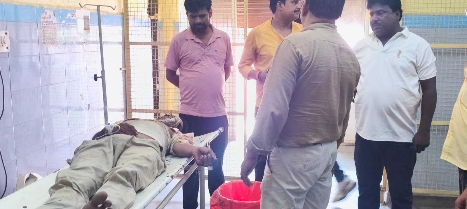 अलीगंज में आवारा गोवंश बना काल, टेंपो से टकराकर बाइक सवार ने गंवाई जान