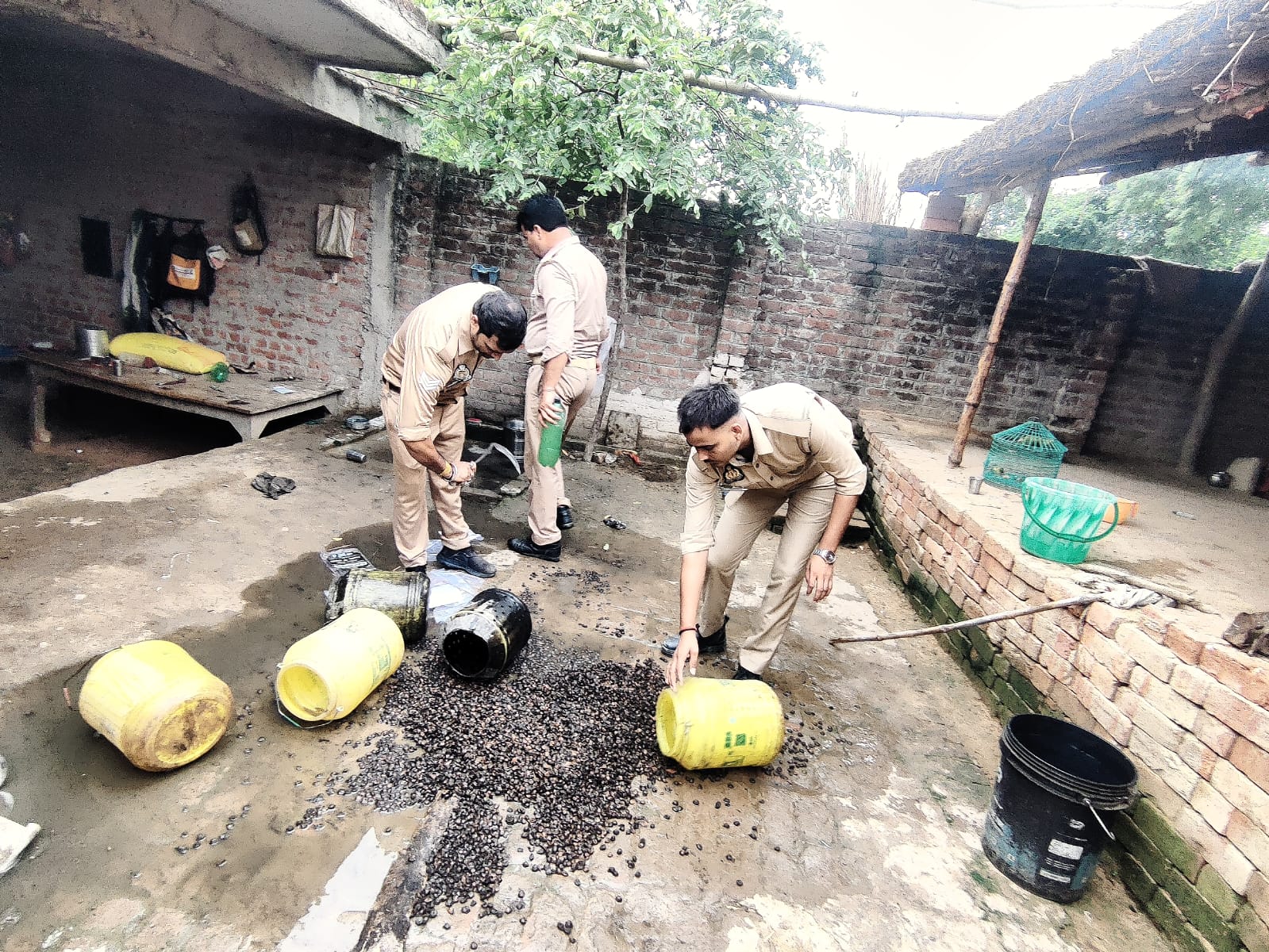 20 लीटर कच्ची शराब व 200 किलो लहन बरामद 01 अभियोग पंजीकृत 